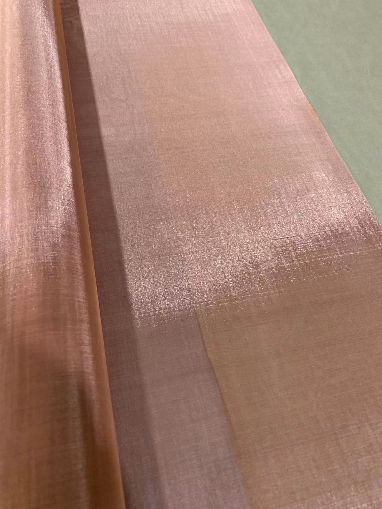 Wire mesh comes in a wide range of mesh sizes, from fine to coarse, allowing for versatility in applications, from fine filtration to heavy-duty construction.